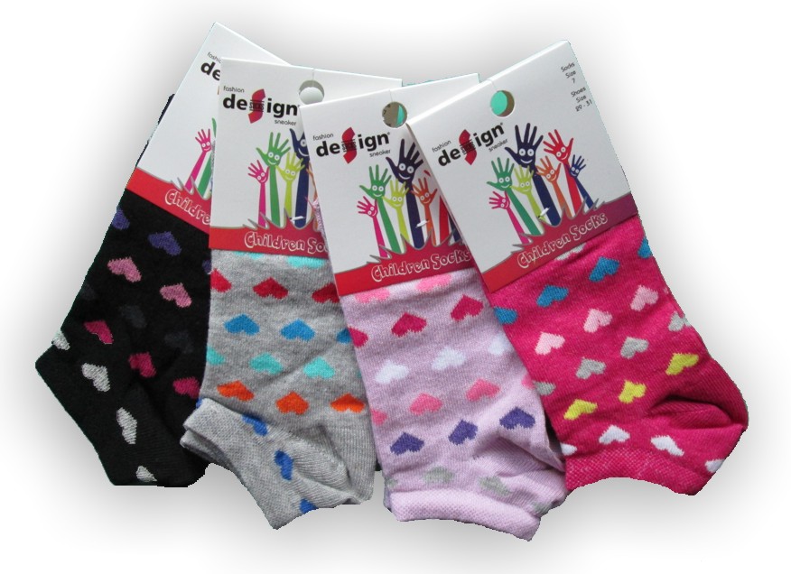 Levně Dětské kotníkové ponožky Design Socks - barevné srdíčka